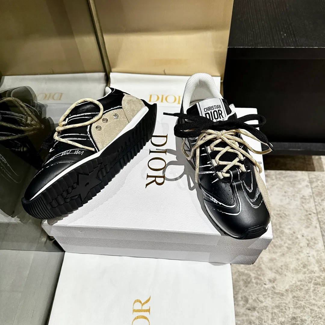 👟👟Ex-factory price 560👟👟, 2025, new series, this Dior, C'est sneaker shows eye-catching and fashionable style. Carefully crafted, the 3D printed design of the upper is super fashionable, and the details also add a touch of elegance. The lightweight two-tone sole offers exceptional comfort and sporty style. Can add a stylish touch to any casual look. The tongue and sole are decorated with the Christian Paris logo, and the cowhide design is styled. Women's size 35-40